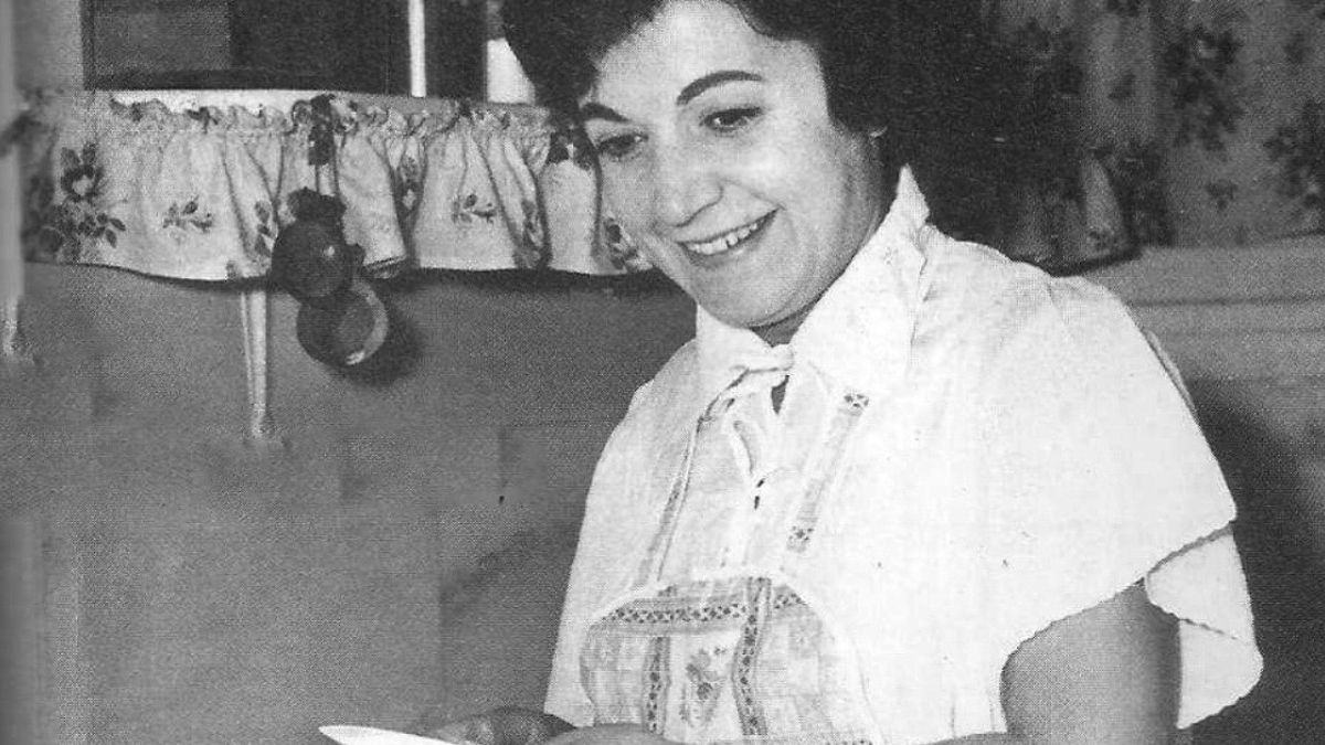 Κατ’ οίκον: H Ρένα Βλαχοπούλου στην κουζίνα της στα 50s 1