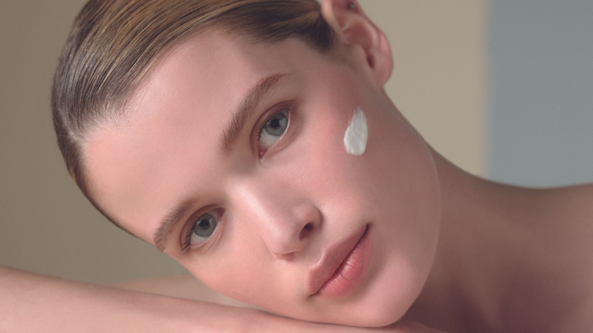 Glass Skin: 3 βασικές κινήσεις για αλαβάστρινη επιδερμίδα 1