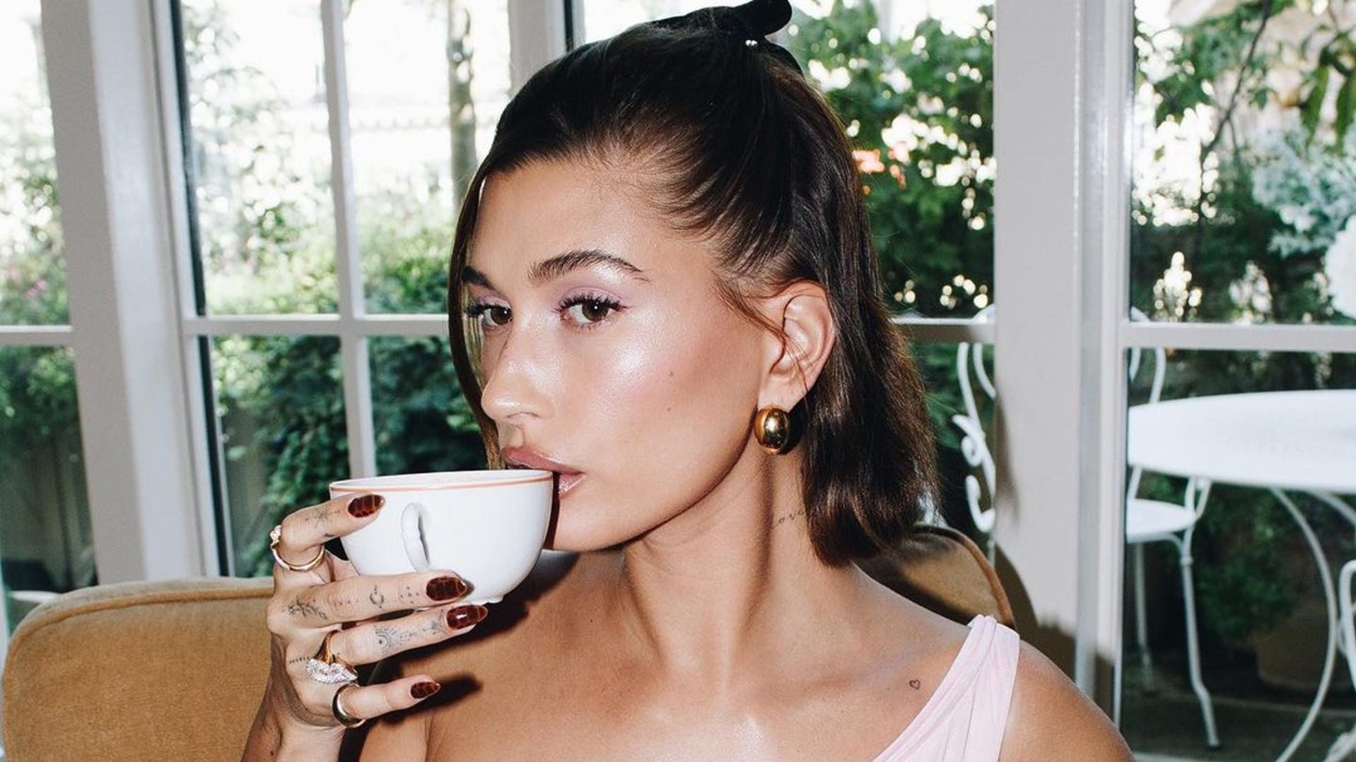 Η Hailey Bieber μοιράζεται την πρώτη φωτογραφία του μωρού της μετά τη γέννησή του 1