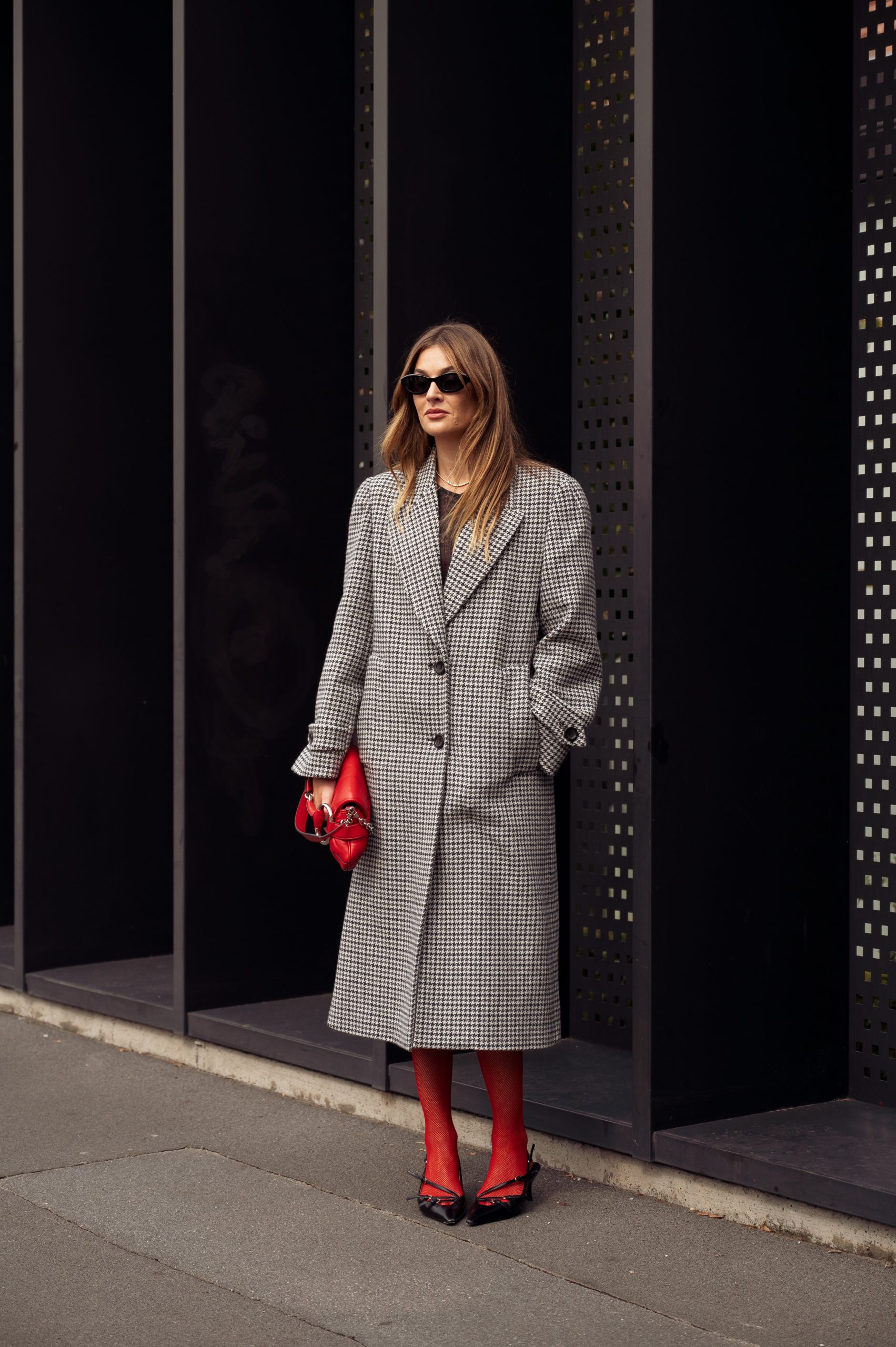 Η επιστροφή του κόκκινου καλσόν: Πάνω στην ώρα για την εορταστική περίοδο 2