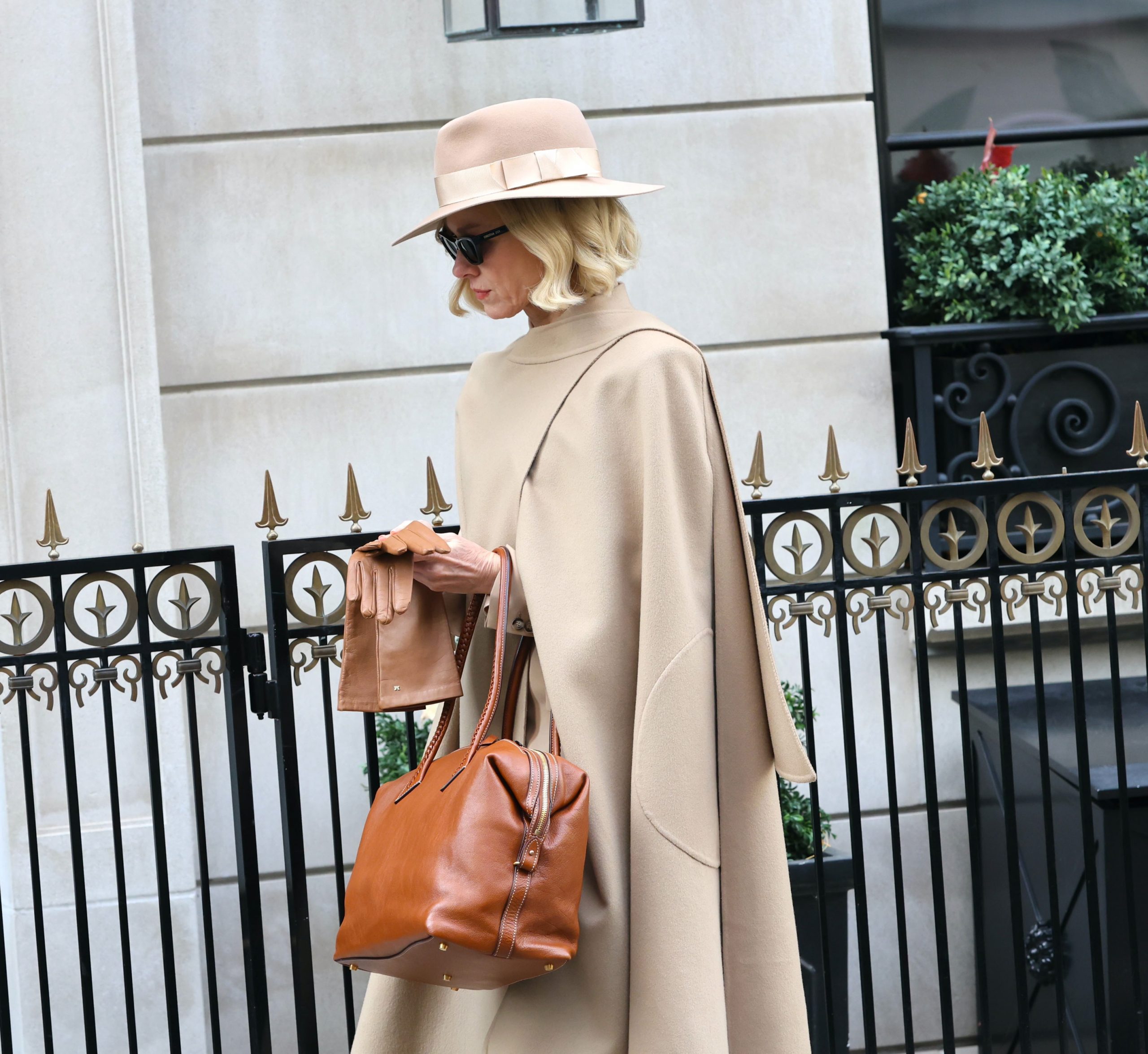 Naomi Watts: Aς μιλήσουμε για την κομψή κάπα και το υπέροχο μονοχρωματικό look της 1