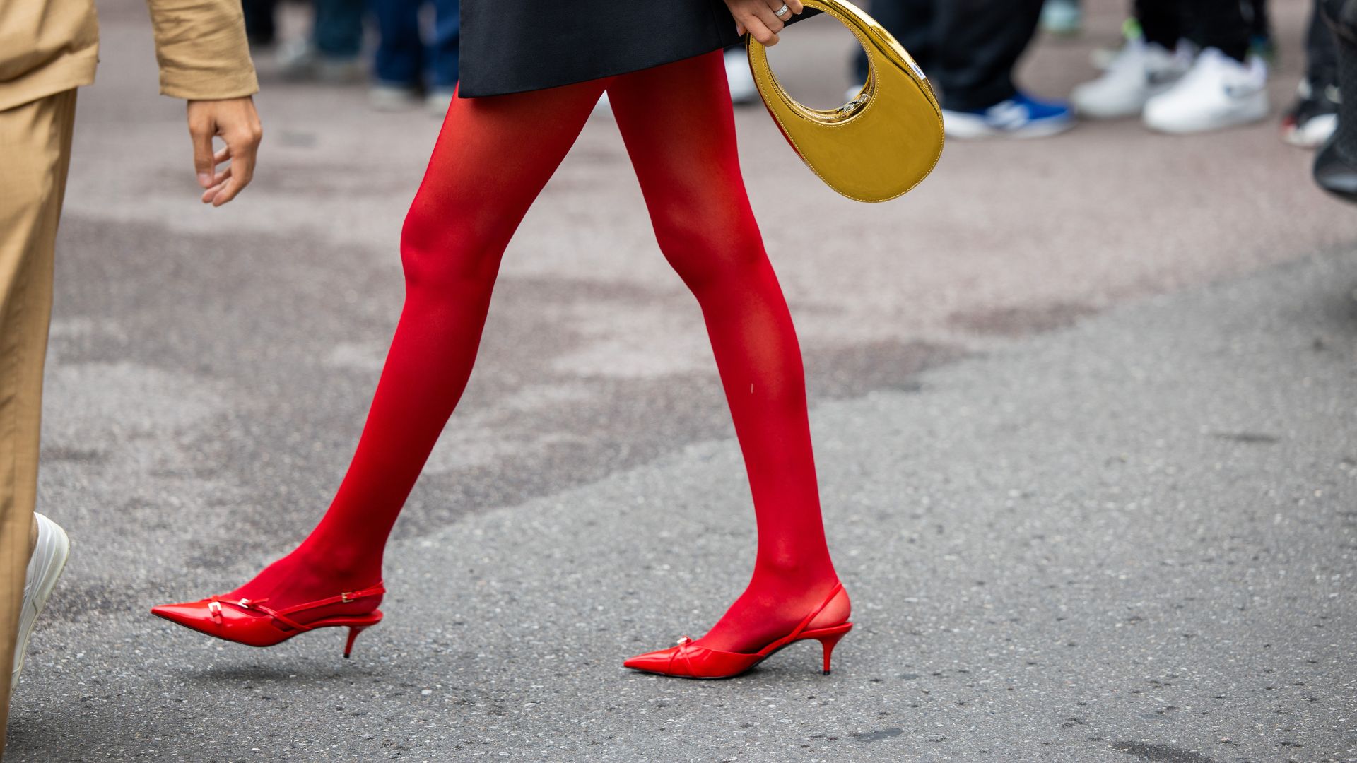 Η επιστροφή του κόκκινου καλσόν: Πάνω στην ώρα για την εορταστική περίοδο 1