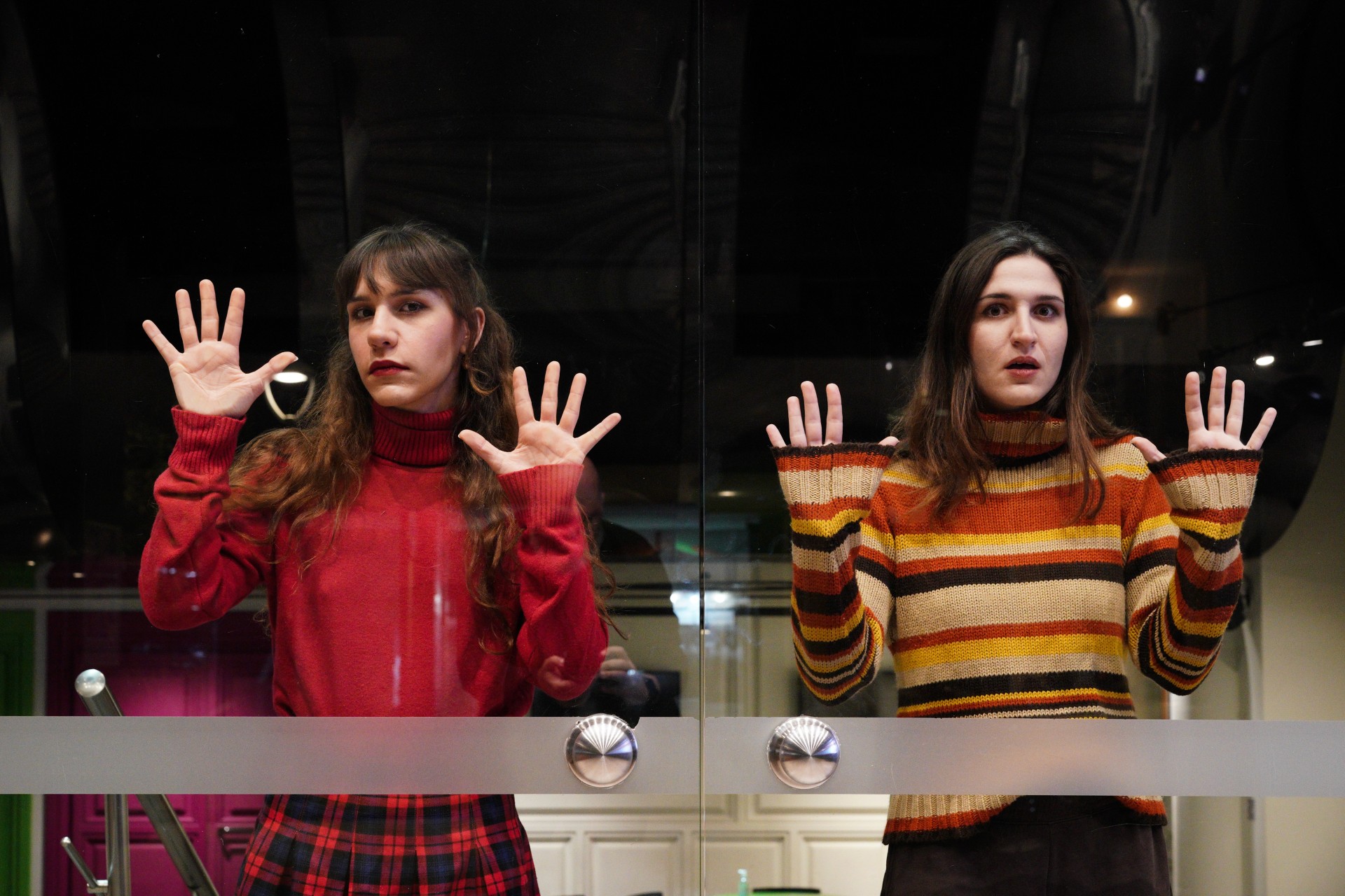 Σκιαδαρέσες- Σε πρώτο Ενικό: «”Φοβάμαι τα αεροπλάνα” (Νίκη)- “Εγώ φοβάμαι τη Νίκη” (Όλγα)» 1