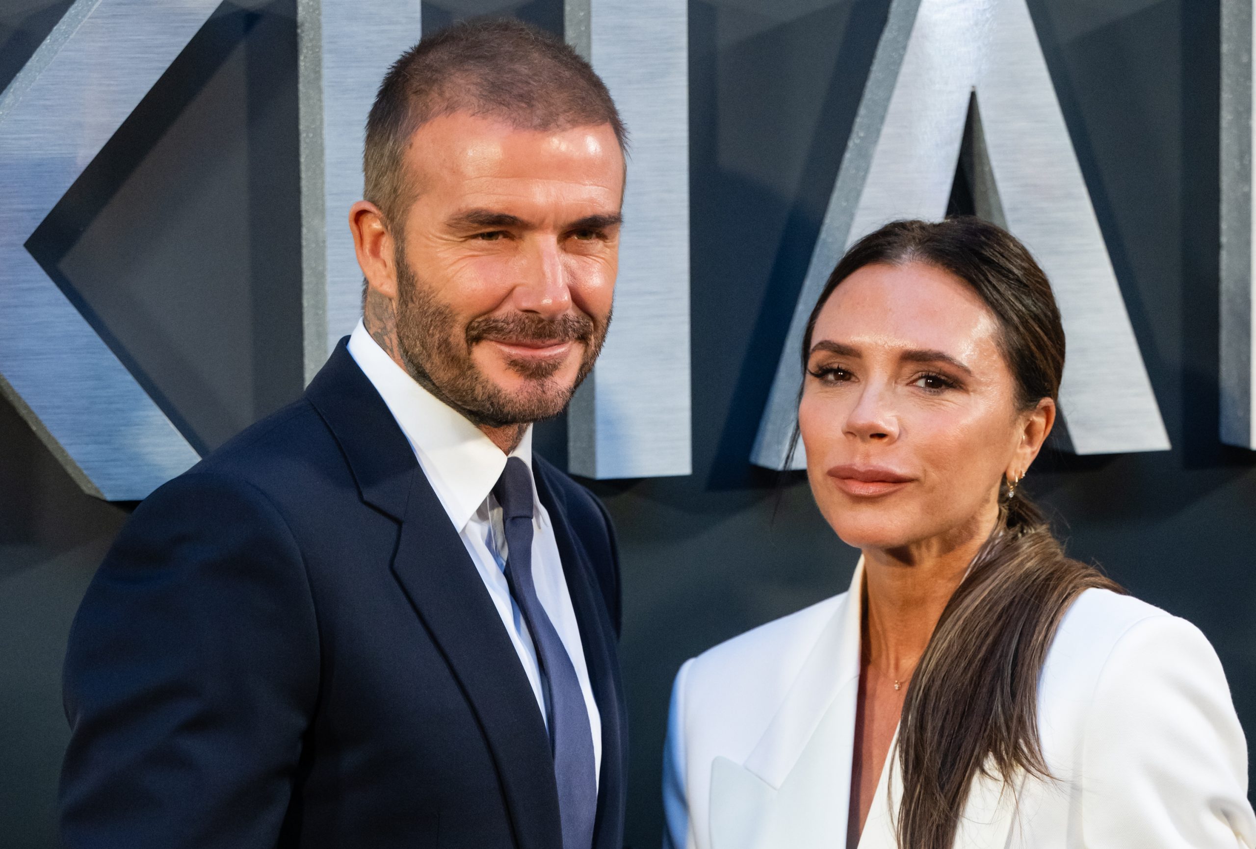 H Victoria και ο David Beckham ποζάρουν αγκαλιά στο κρεβάτι και μας εύχονται καλά Χριστούγεννα 1