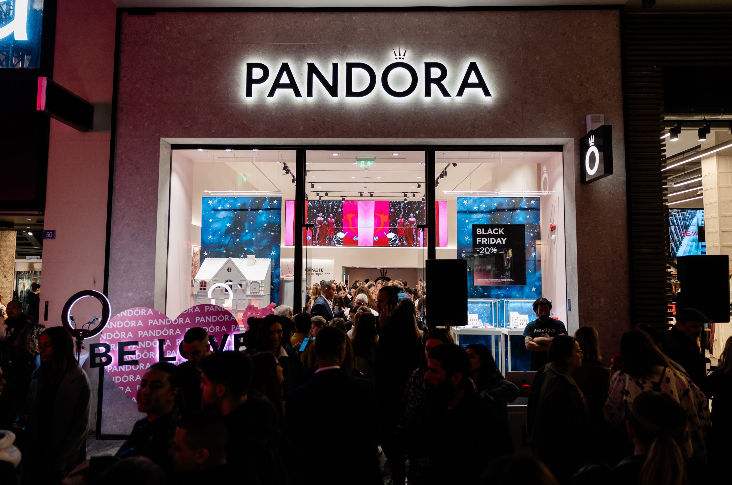 Το νέο κατάστημα Pandora στην Ερμού άνοιξε, σε ένα αξέχαστο event με πολλή μόδα, αγάπη και live αναμετάδοση από τον Love Radio 97,5 1