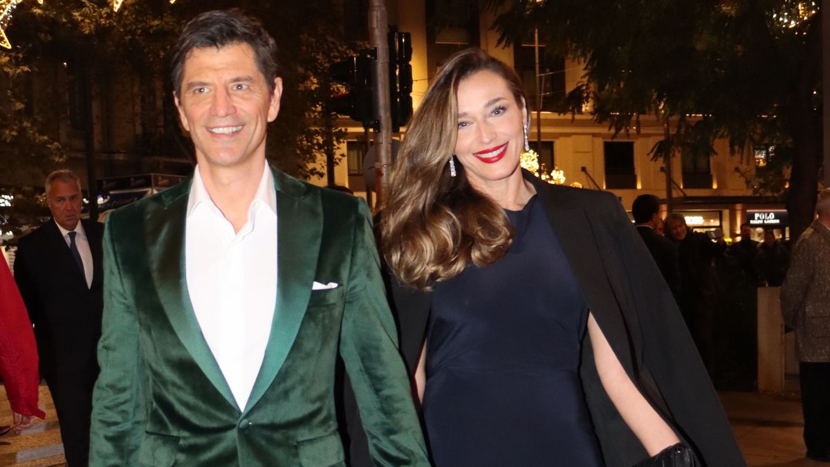 Ο Σάκης Ρουβάς ψήνει κάστανα και τραγουδά «Jingle Bells» μπροστά από το τζάκι 1