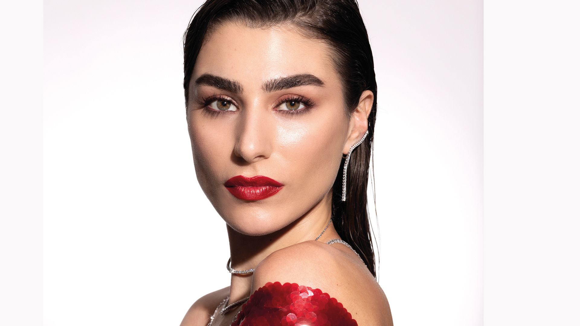 Η Χρύσα Μιχαλοπούλου ποζάρει στο φακό του Grace με τα απόλυτα festive makeup looks 1