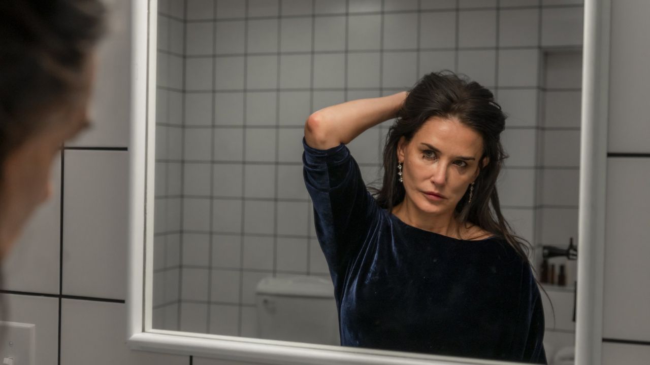 Η αντίδραση της Demi Moore όταν η ταινία «The Substance» έλαβε υποψηφιότητα για τις Χρυσές Σφαίρες 1