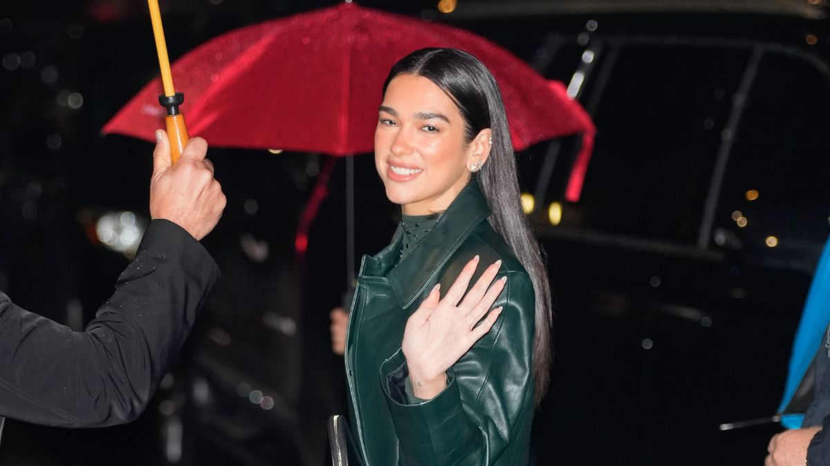 Dua Lipa: Μας έδειξε δύο τρόπους να φορέσουμε τη δερμάτινη καμπαρντίνα 1