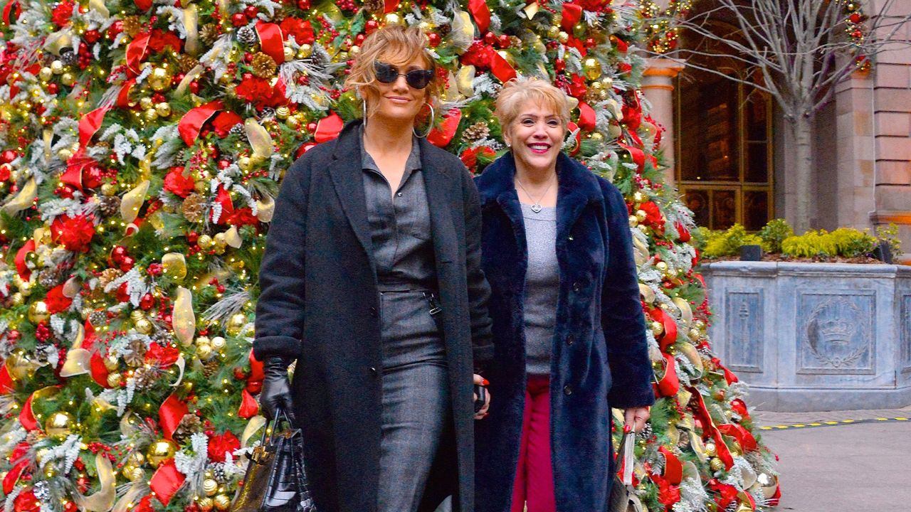 H Jennifer Lopez εύχεται για τα γενέθλια της μητέρας της: «Σε ευχαριστώ που είσαι πάντα εκεί» 1