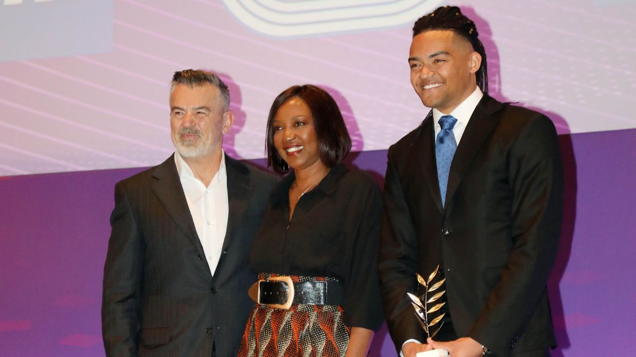 Η συγκινητική βράβευση του Μανόλο Καραλή- Στο πλευρό του οι γονείς του 1