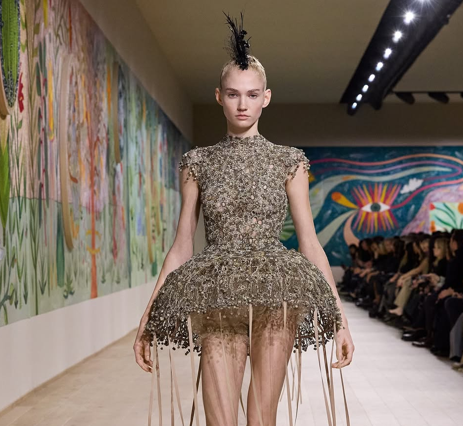 Dior Couture: Όταν το “παραμύθι” συνταντά την punk διάθεση δημιουργείται το πιο αναπάντεχο beauty look 3