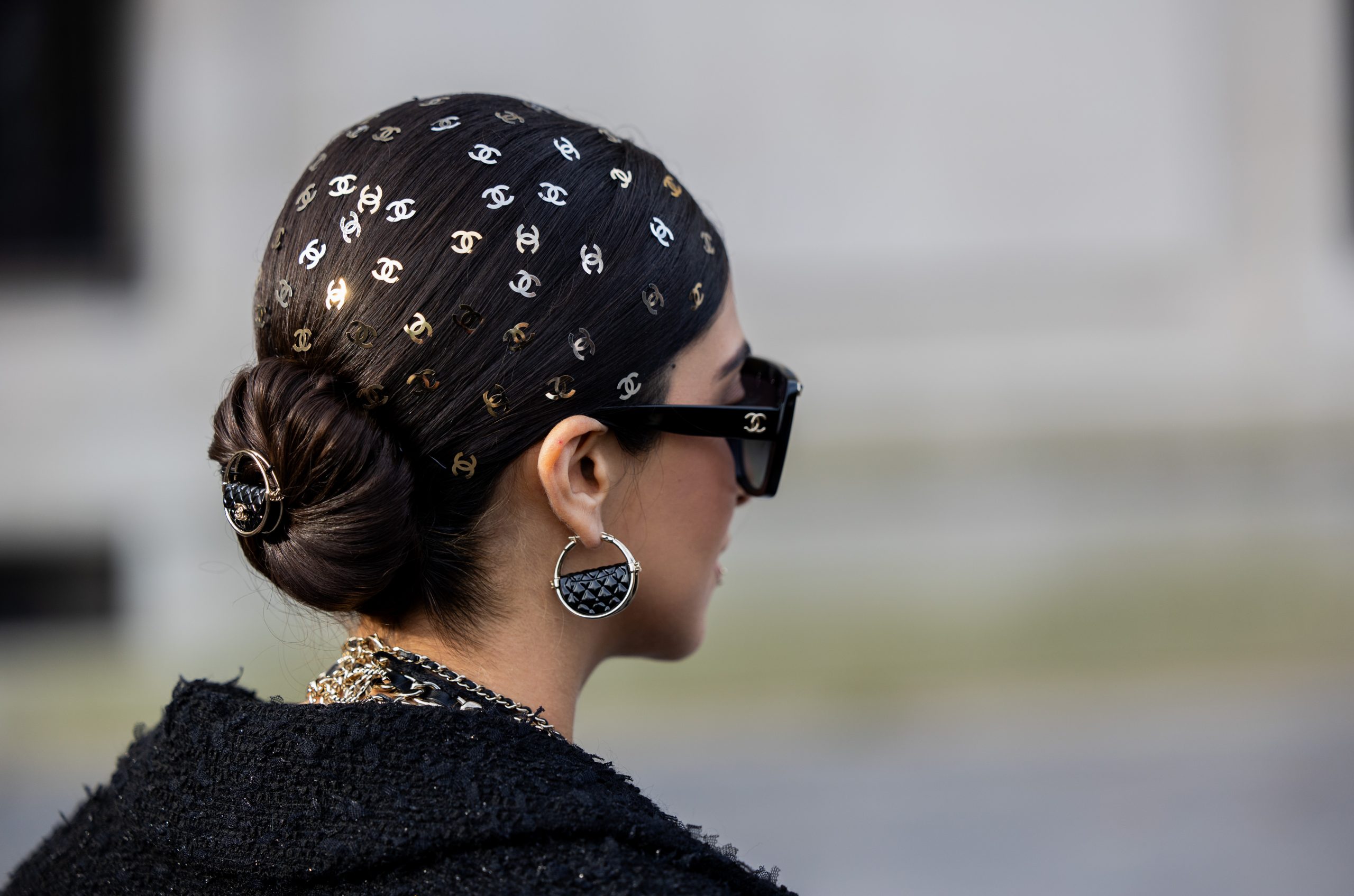 Έτσι φοράνε τα αξεσουάρ στα μαλλιά τους οι fashionistas 3