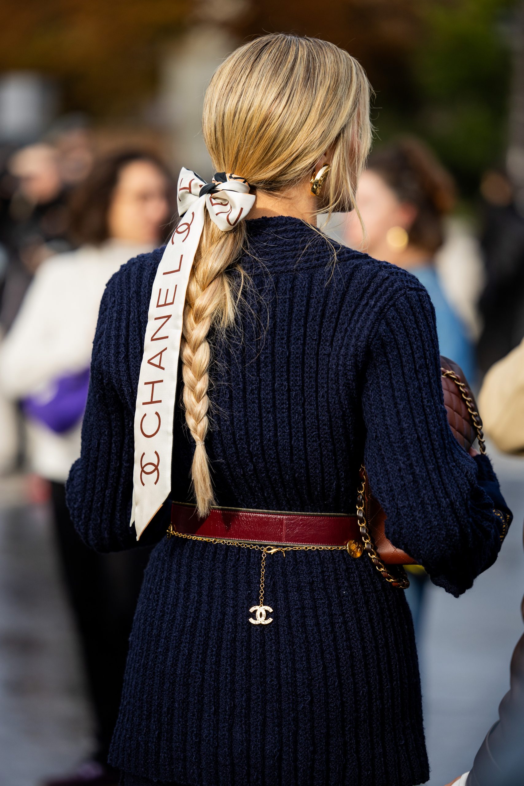 Έτσι φοράνε τα αξεσουάρ στα μαλλιά τους οι fashionistas 4