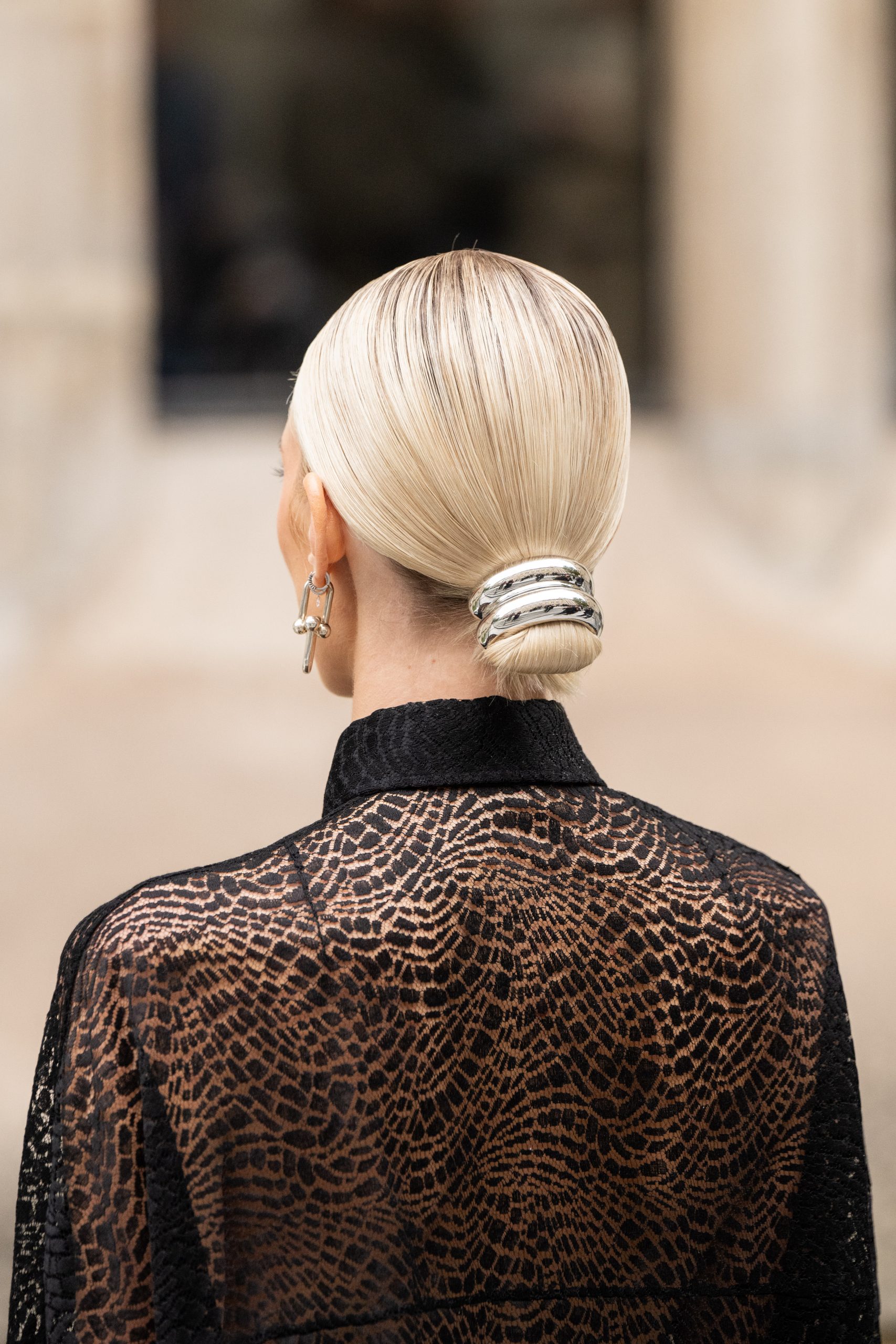 Έτσι φοράνε τα αξεσουάρ στα μαλλιά τους οι fashionistas 5