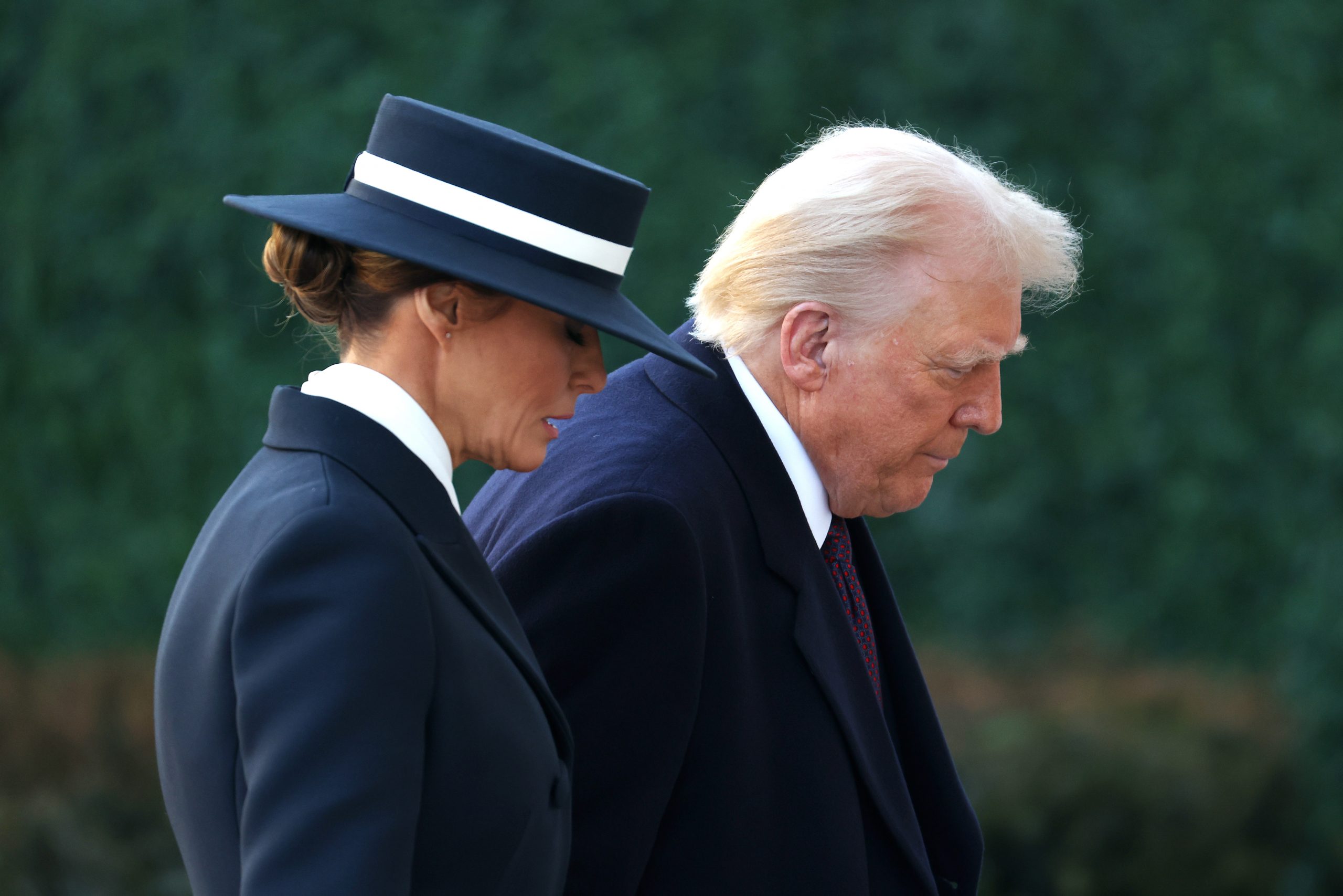 Η Melania μόλις εμφανίστηκε στο πλευρό του Donald Trump με το πιο αινιγματικό look που είδαμε ποτέ σε Πρώτη Κυρία 2