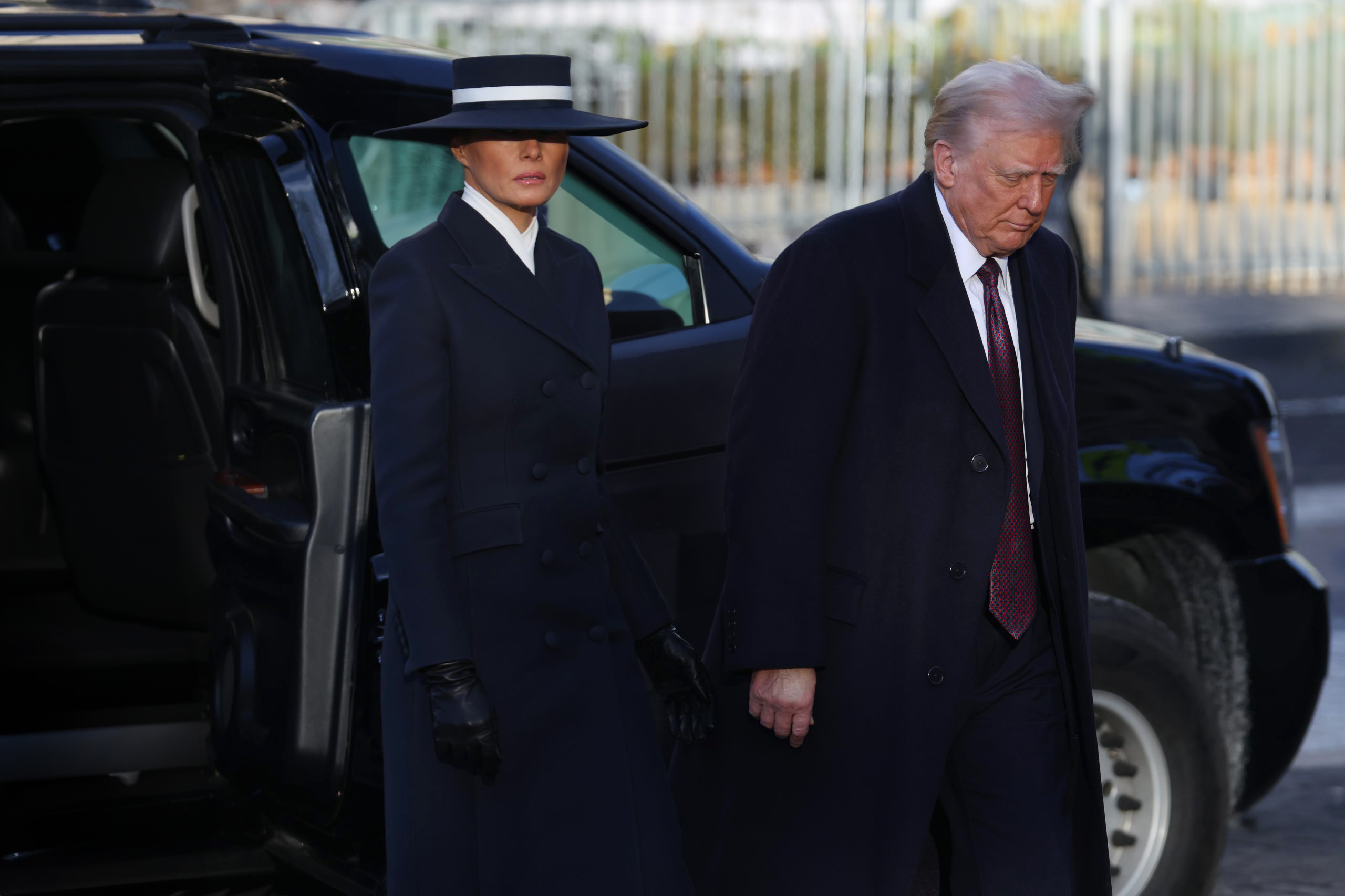 Η Melania μόλις εμφανίστηκε στο πλευρό του Donald Trump με το πιο αινιγματικό look που είδαμε ποτέ σε Πρώτη Κυρία 1