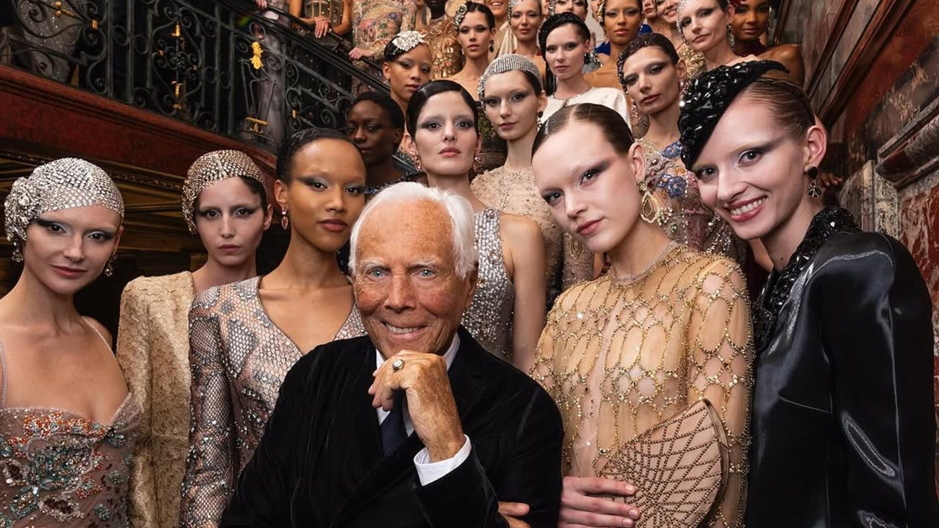 Giorgio Armani Privé SS25: Έντονα cat eyes, sleek σινιόν κι εντυπωσιακά headpieces στη νέα συλλογή 1