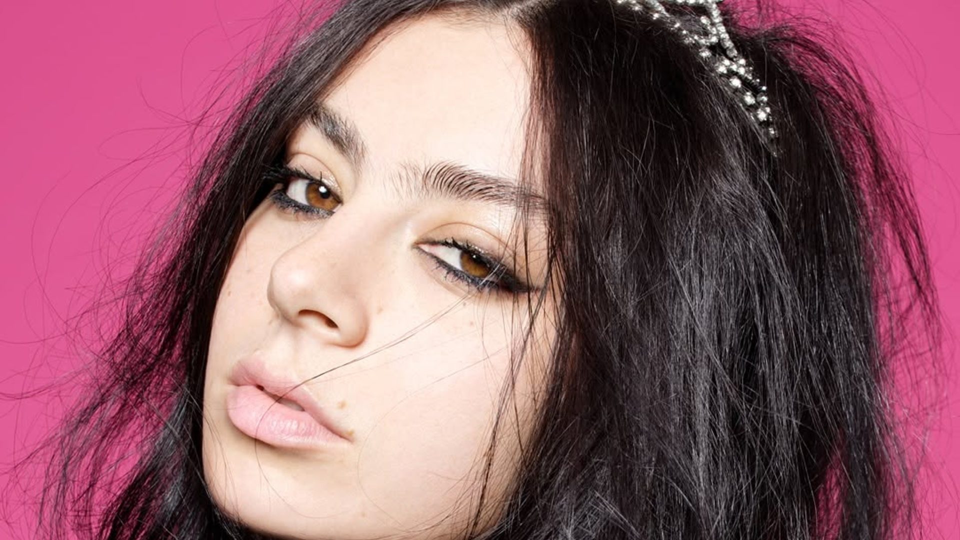 Charli XCX: Μας πήγε πίσω στα ’90s με το μακιγιάζ χειλιών της 1