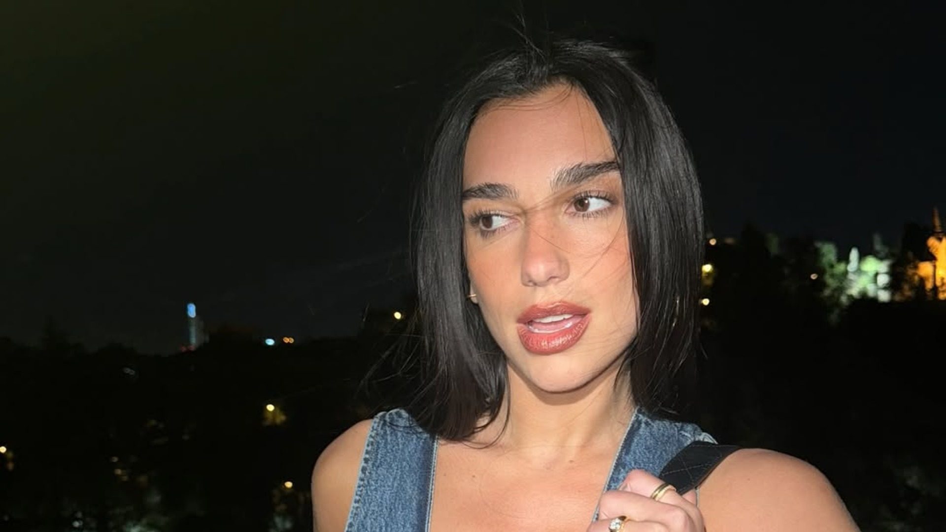 Dua Lipa: Έφερε τη λάμψη του καλοκαιριού στην καρδιά του χειμώνα μέσα από το makeup look της 1