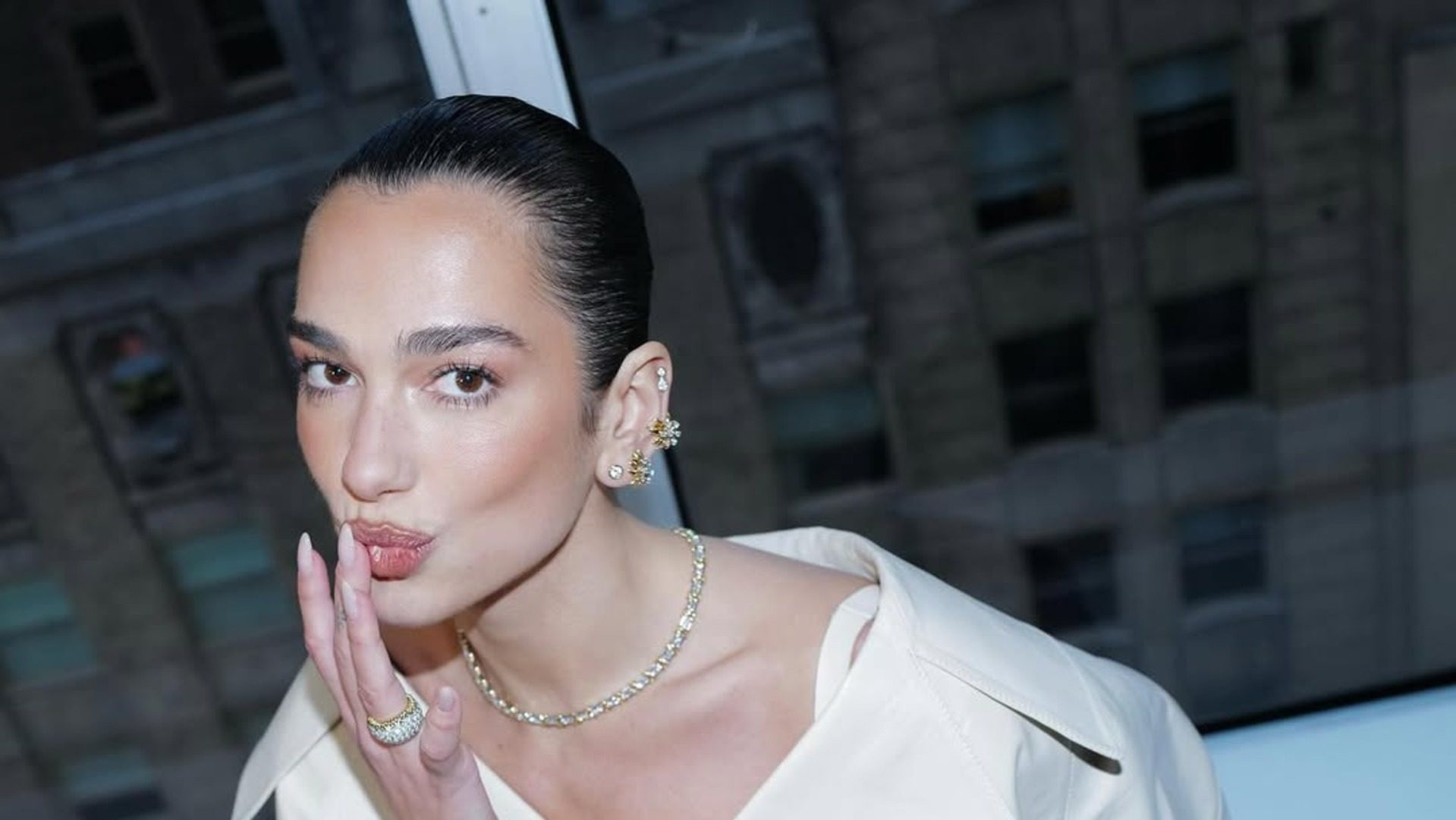 Dua Lipa: Το naked french μανικιούρ της είναι η έμπνευση που χρειάζεστε για το μανικιούρ του χειμώνα 1