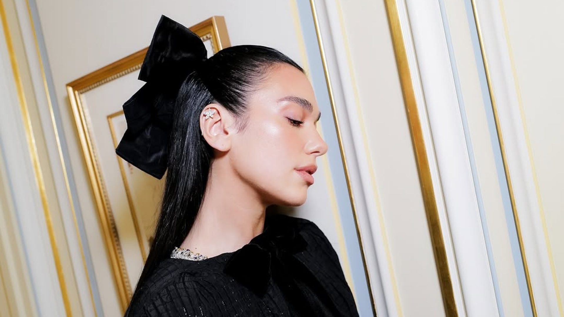 Ακόμη δεν μπορούμε να ξεχάσουμε τον υπερμεγέθη φιόγκο στα μαλλιά της Dua Lipa 1