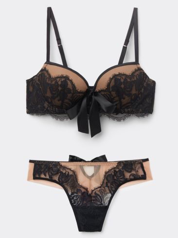 Valentine’s Day: 14 εντυπωσιακά σετ εσωρούχων για να γιορτάσετε τον έρωτα 7