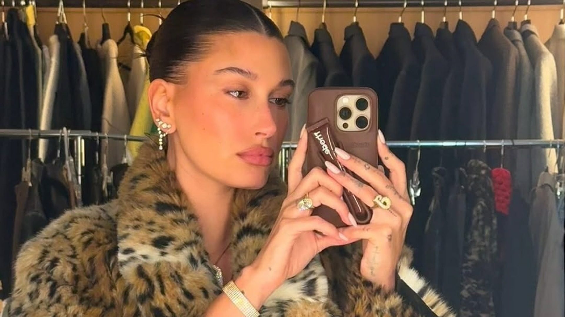 Η Hailey Bieber υιοθέτησε το fairy dust μακιγιάζ και η beauty κοινότητα ήδη μιλάει για το νέο trend 1