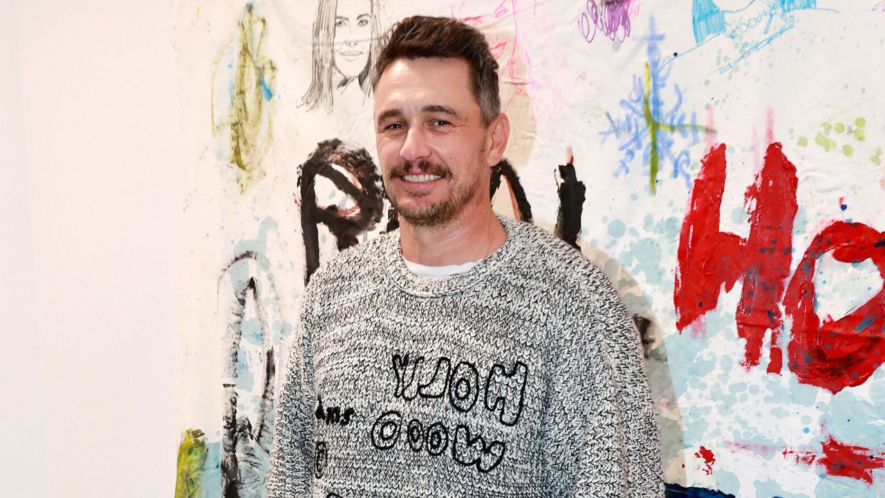 Ο James Franco ξανά στην Αθήνα – Στα εγκαίνια της έκθεσής του μαζί με την ελληνικής καταγωγής σύντροφό του 1