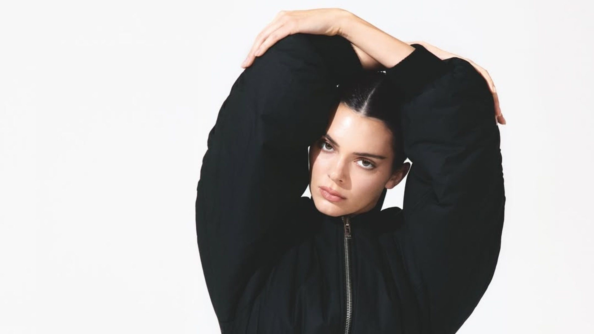 Kendall Jenner: Στα χιόνια με τέλειο μανικιούρ στο κόκκινο του κρασιού 1