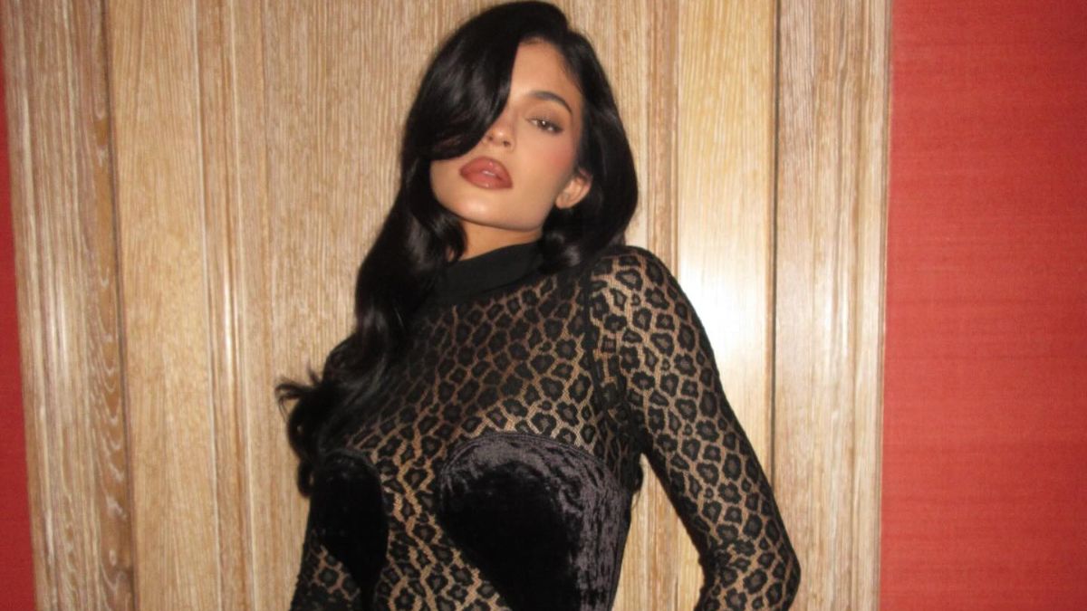 Μόνο η Kylie Jenner θα μπορούσε να πάει για σούσι στο Παρίσι με ένα από τα πιο εμβληματικά 90s κομμάτια 1