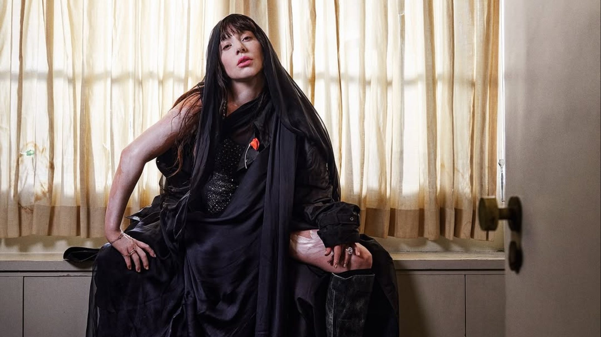 Lady Gaga: Αγνώριστη με μαύρα μαλλιά και αφέλειες 1