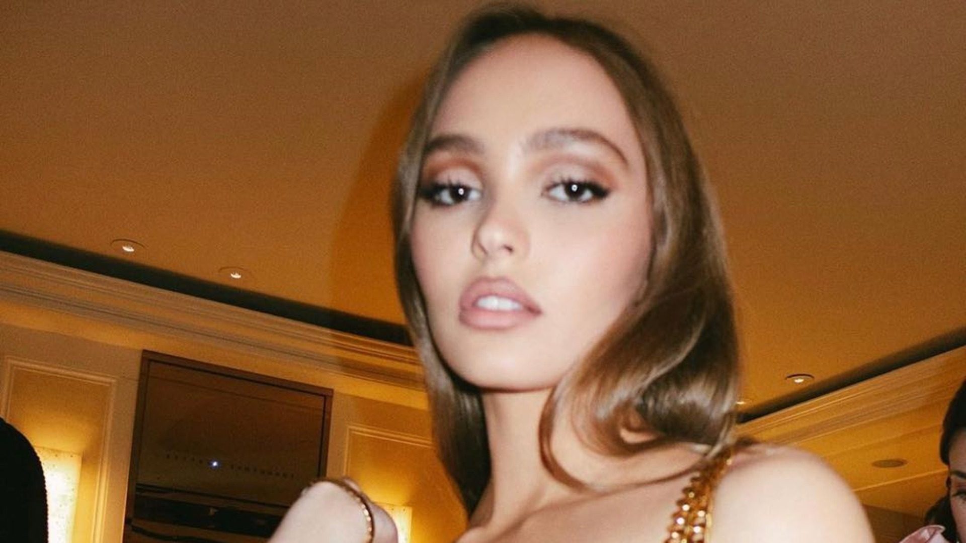Η νέα τάση στο μακιγιάζ που δημιούργησε η Lily Rose-Depp θα σας μεταμορφώσει σε βικτωριανή κούκλα 1