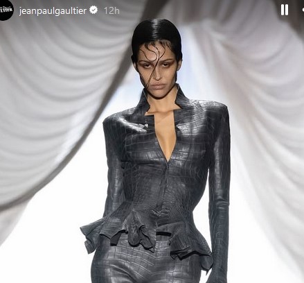 Jean Paul Gaultier: Wet looks, αόρατα φρύδια και golden eye looks πρωταγωνίστησαν στο catwalk 4