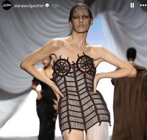 Jean Paul Gaultier: Wet looks, αόρατα φρύδια και golden eye looks πρωταγωνίστησαν στο catwalk 3