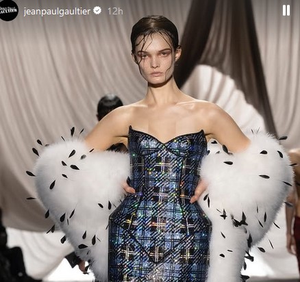 Jean Paul Gaultier: Wet looks, αόρατα φρύδια και golden eye looks πρωταγωνίστησαν στο catwalk 4