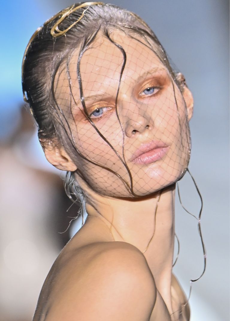 Jean Paul Gaultier: Wet looks, αόρατα φρύδια και golden eye looks πρωταγωνίστησαν στο catwalk 2