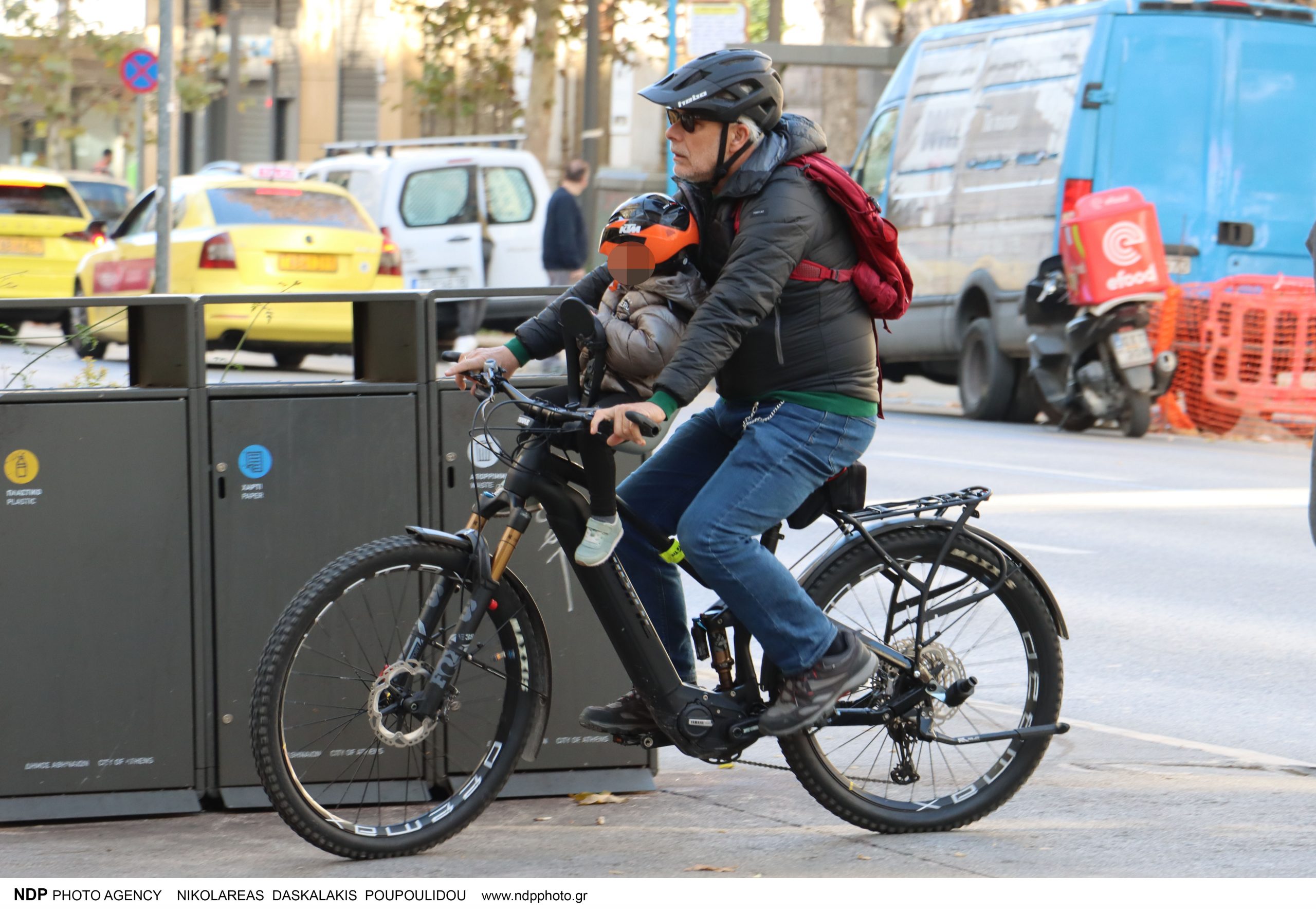 Χάρης Χριστόπουλος: Αφοσιωμένος μπαμπάς – Η τρυφερή ποδηλατάδα με τον γιο του 1