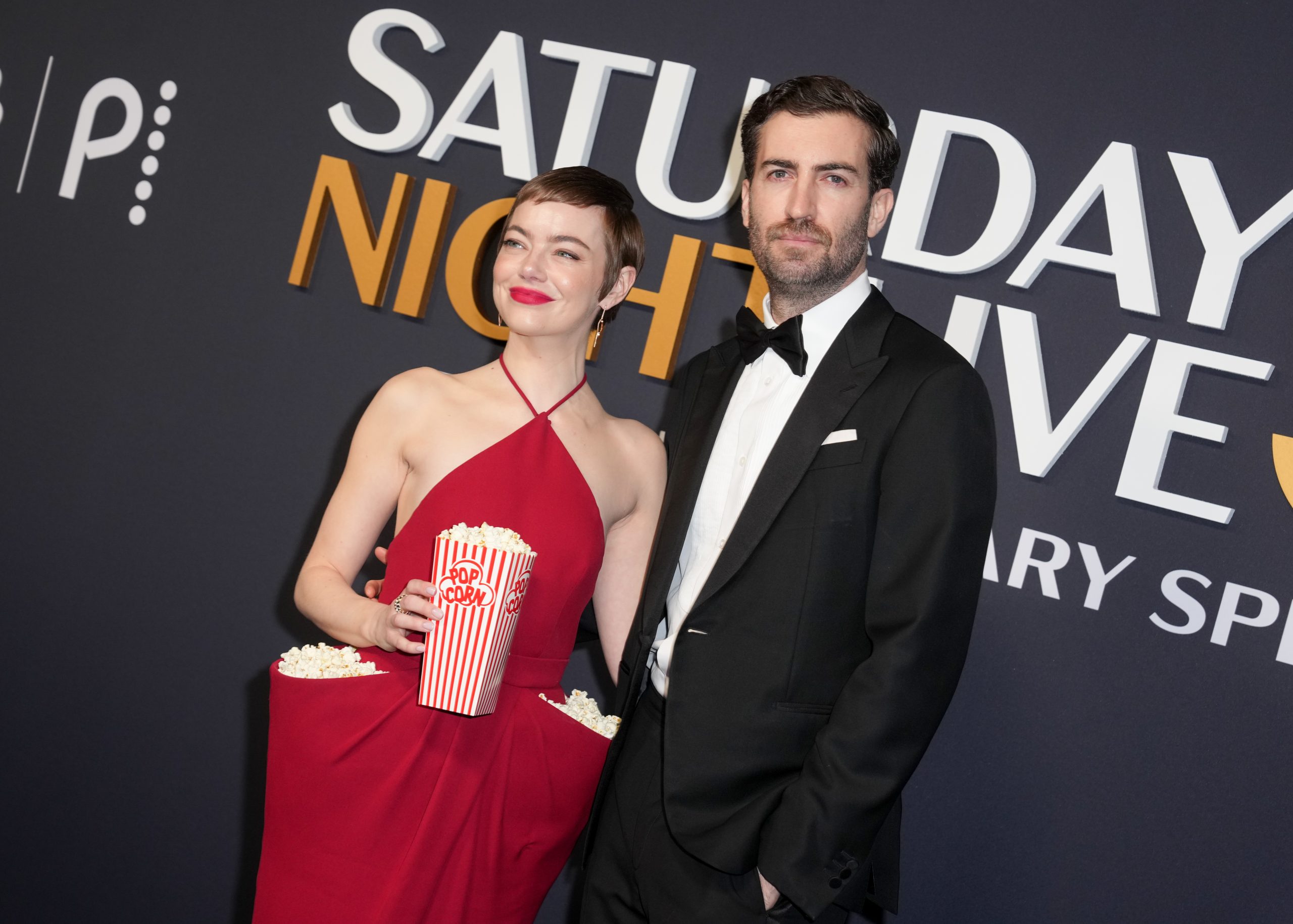 Η Emma Stone φέρνει την άνοιξη με την πιο εντυπωσιακή απόχρωση κραγιόν στο επετειακό “SNL50” 3