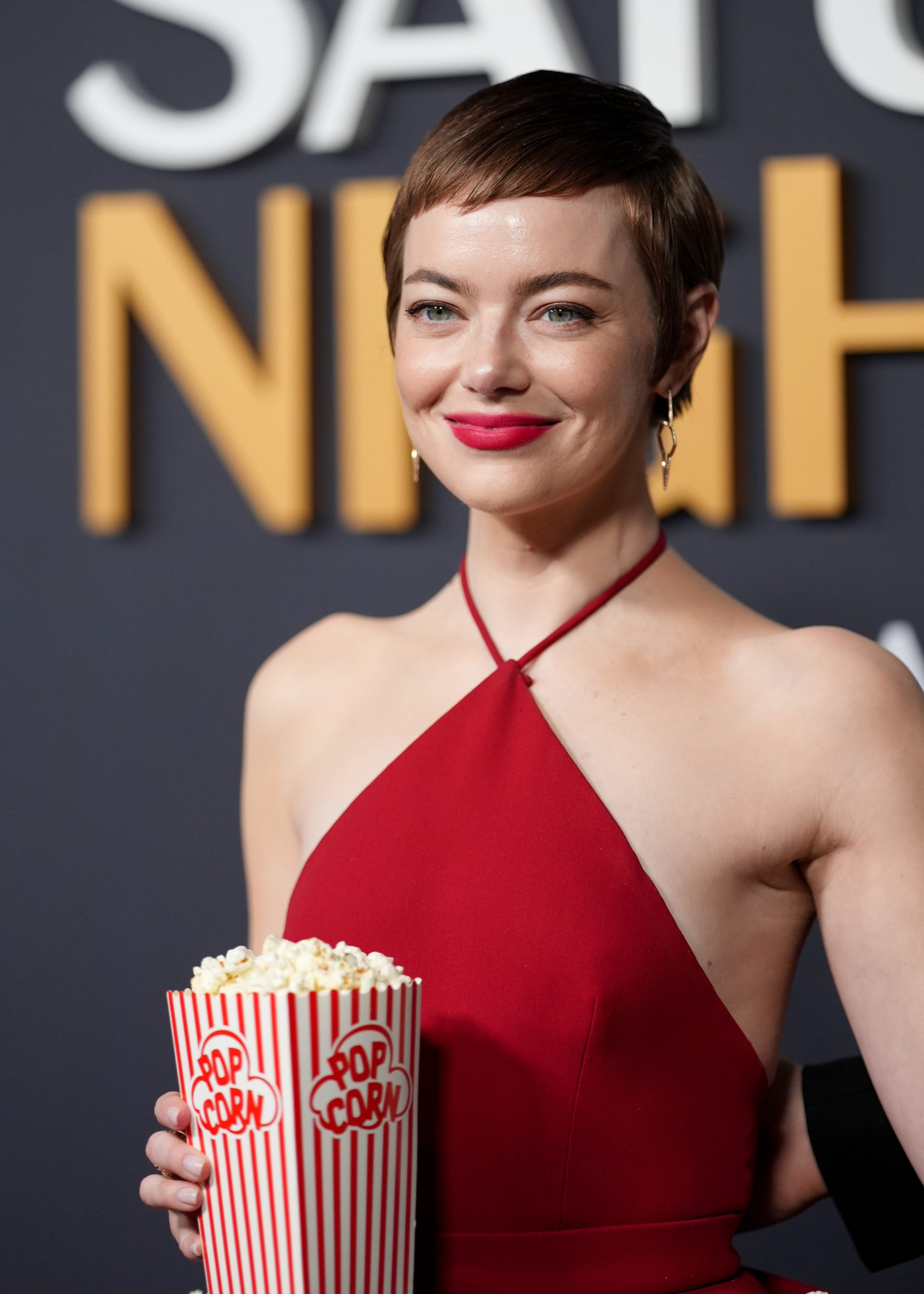 Η Emma Stone φέρνει την άνοιξη με την πιο εντυπωσιακή απόχρωση κραγιόν στο επετειακό “SNL50” 4