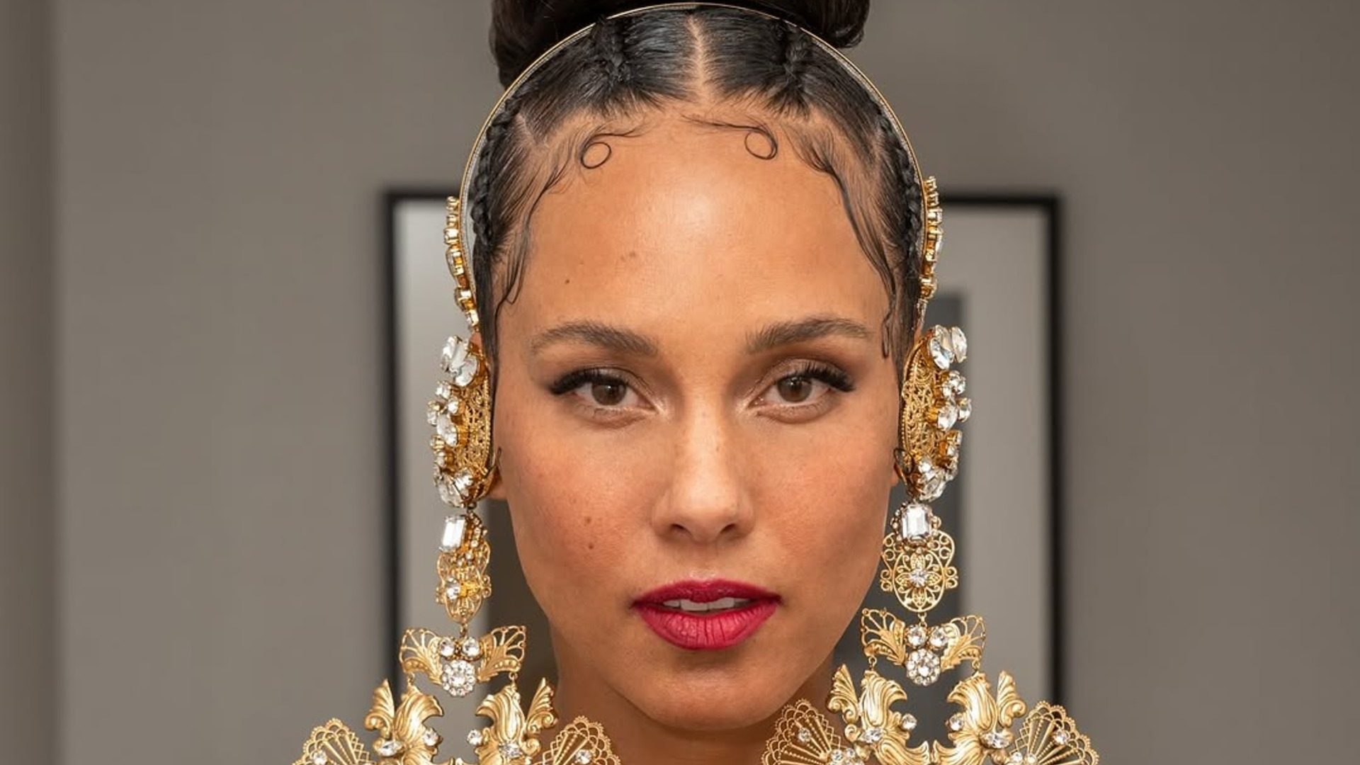 Alicia Keys: Πώς θα δημιουργήσετε μόνες σας το μακιγιάζ της από τα Grammys 2025 1