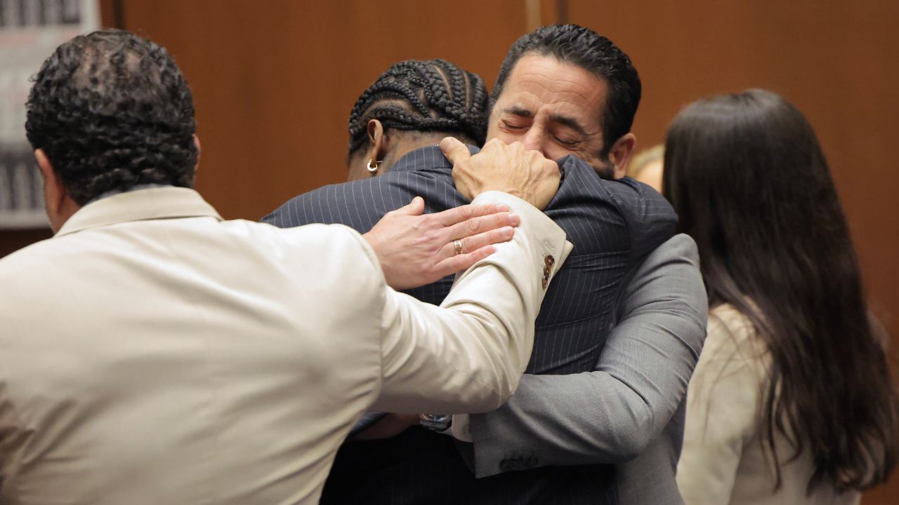 A$AP Rocky: Η στιγμή που πέφτει με δάκρυα στην αγκαλιά της Rihanna μετά την αθώωση του στο δικαστήριο του LA 1