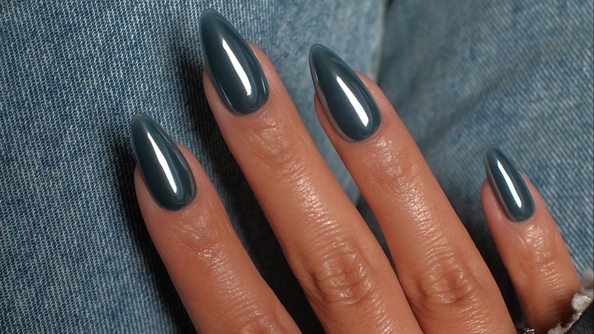 Denim nails: Η τάση στα νύχια που σίγουρα δεν περιμένατε να δείτε φέτος 1