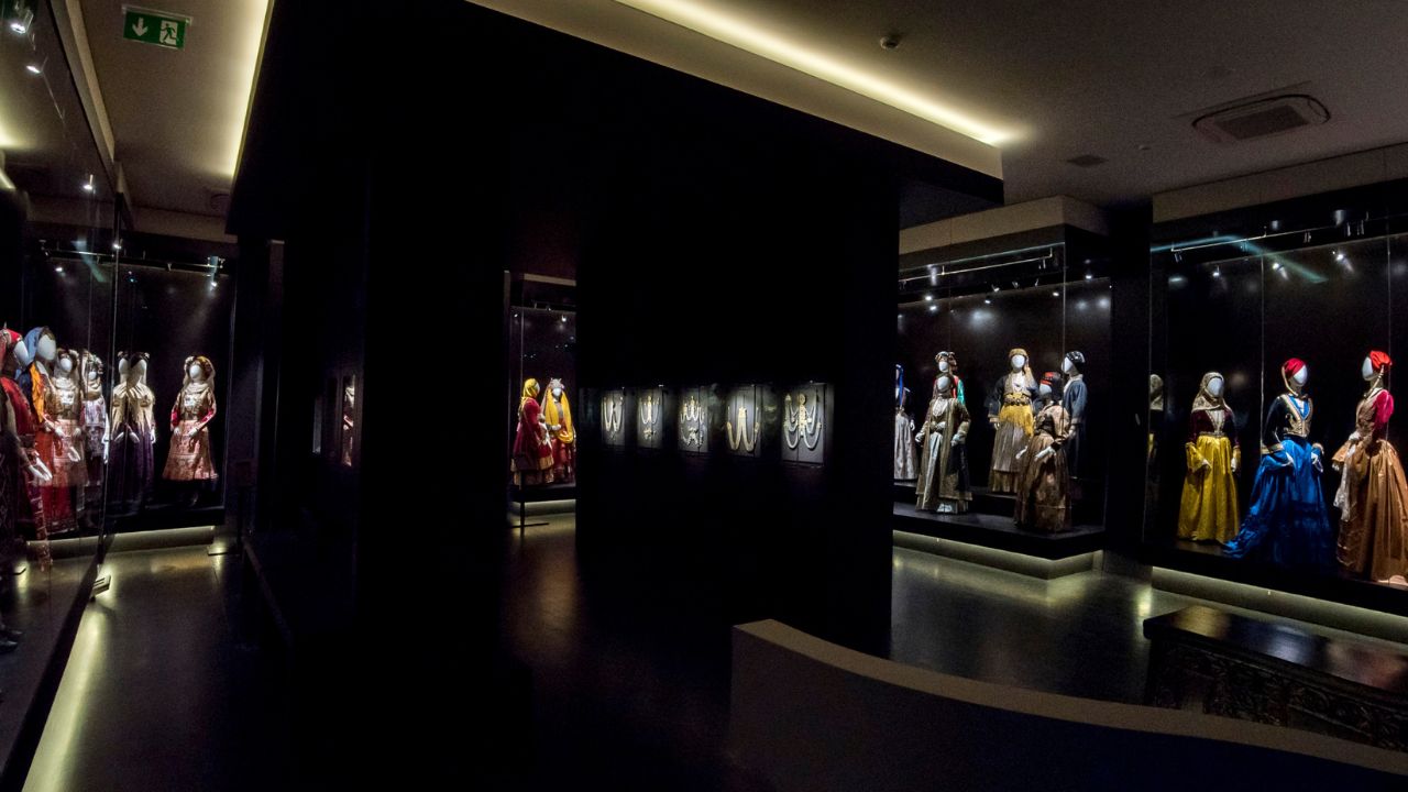 «Remembering the Future: Uncutting Cords» – Η πρώτη ατομική έκθεση της Μαρίας Όλγας Βλάχου 1