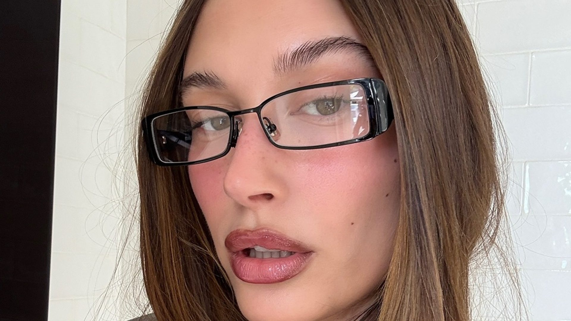 Hailey Bieber: Αντικατέστησε το κλασικό lip combo της με μια λαμπερή ροζ απόχρωση στα χείλη 1