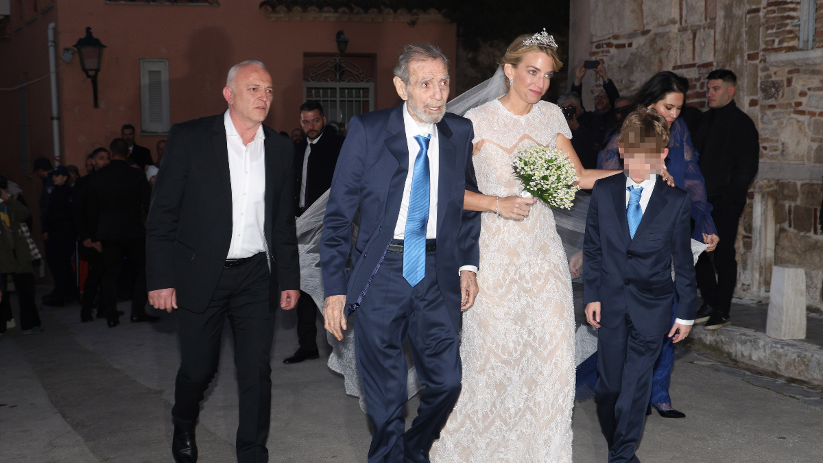 Χρυσή Βαρδινογιάννη: Απαστράπτουσα η νύφη, κατέφθασε στην εκκλησία με τον πατέρα της 1