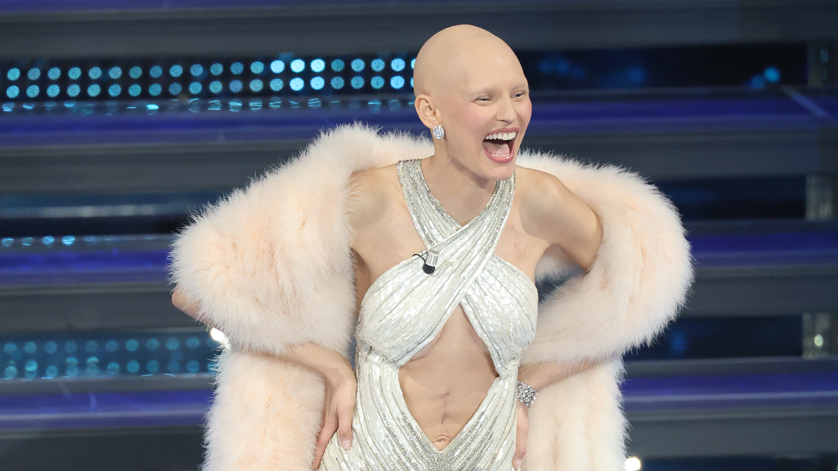 Η Bianca Balti καθηλώνει στη σκηνή του Sanremo χωρίς μαλλιά και περούκα: «Νιώθω ότι αξίζω ξανά» 1