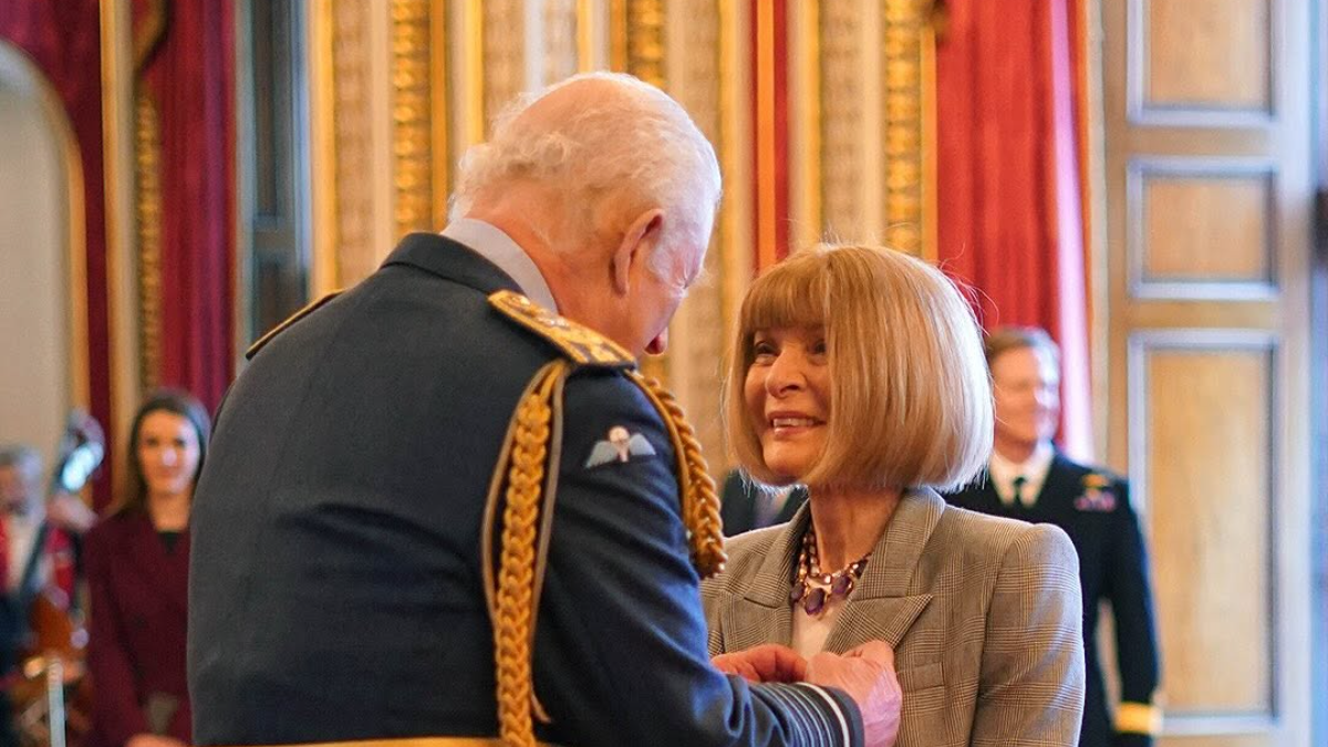 Η Anna Wintour παρασημοφορήθηκε από τον Βασιλιά Κάρολο 1