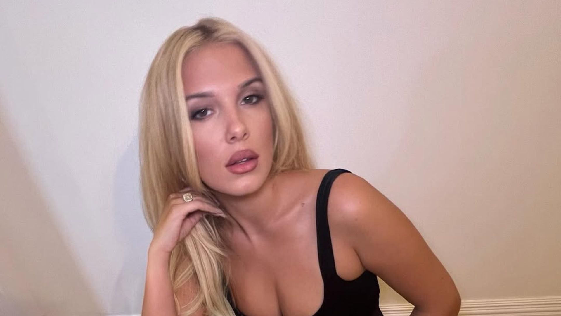 Η Millie Bobby Brown έγινε ξανθιά και είναι αγνώριστη 1