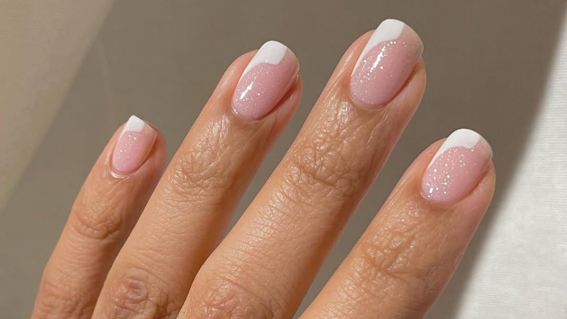 Pixie Dust: Η τάση στο μανικιούρ που θα αντικαταστήσει τα chrome nails 1